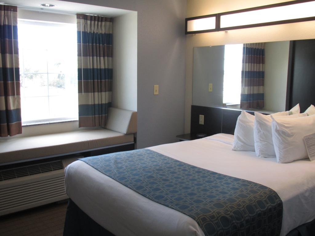 Microtel Inn & Suites Belle Chasse Zimmer foto